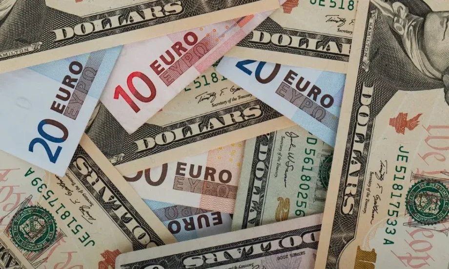 Еврото задържа курс над 1,10 долара - Tribune.bg
