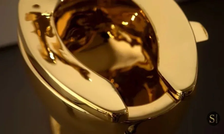 Продадено: Платиха 12 млн. долара за тоалетна от 18-каратово злато (ВИДЕО) - Tribune.bg