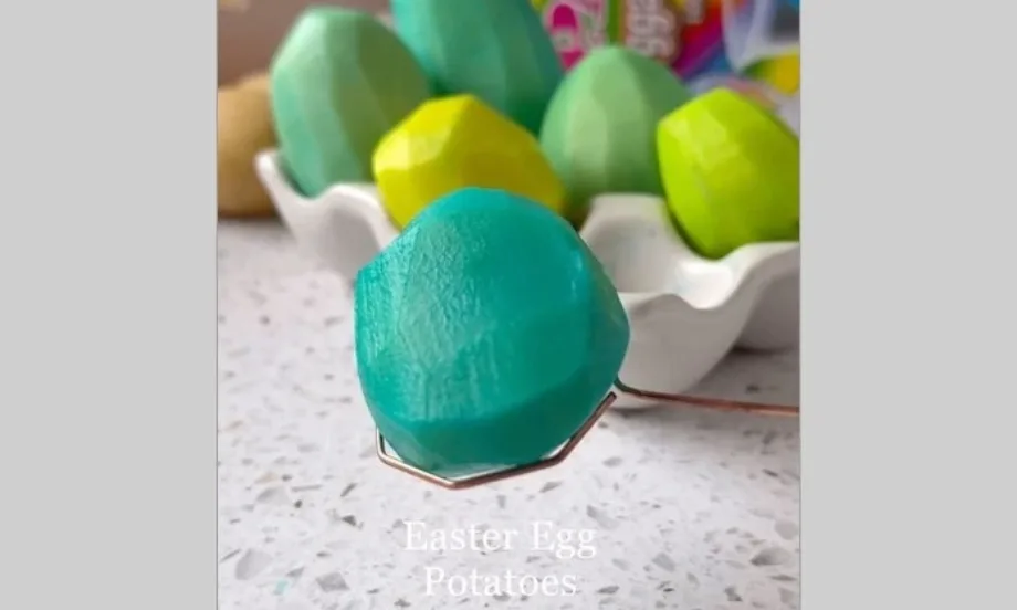 Яйцата в САЩ са толкова скъпи, че някои домакинства боядисват картофи този Великден (ВИДЕО) - Tribune.bg