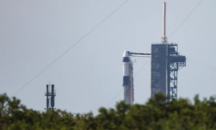 Четиритонен фрагмент от изоставена ракета на SpaceX се разби в Луната с 8 690 км/ч - Tribune.bg