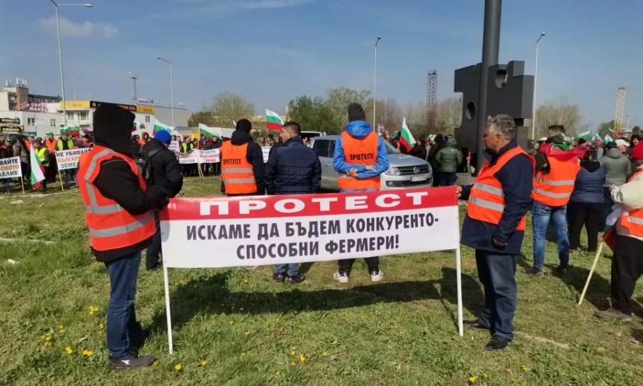 Земеделци блокираха за два часа района на Дунав мост - Tribune.bg