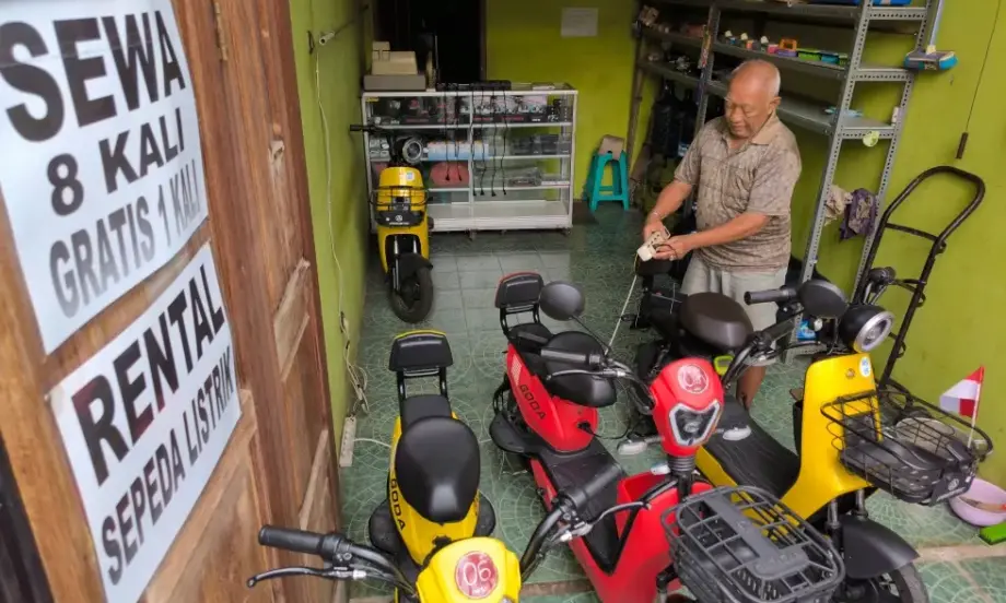 Бизнесът с електрически скутери под наем в подем в Индонезия (Снимки) - Tribune.bg
