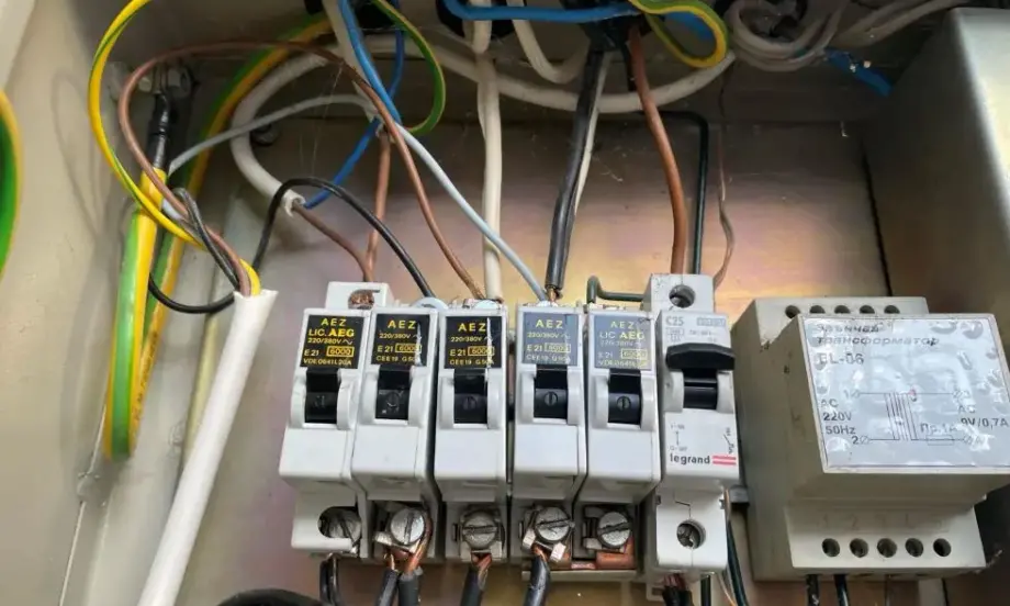 Министърът на енергетиката: Над 90% от повредените трафопоста в страната вече работят - Tribune.bg