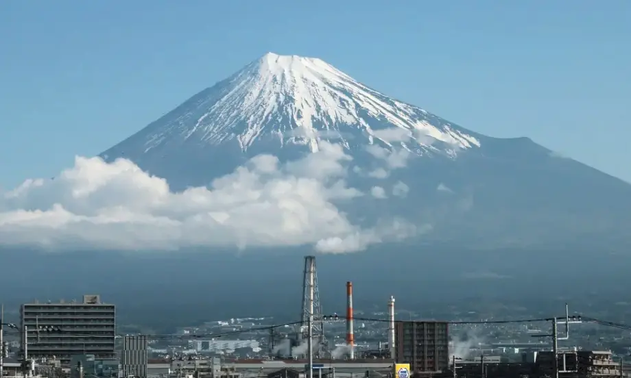 Непокорни туристи: Япония сложи ограда на популярно място за снимки на връх Фуджи - Tribune.bg