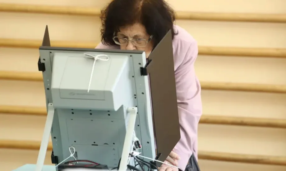 ЦИК: До момента общо 20 машини за гласуване в страната са с дефект и не работят - Tribune.bg