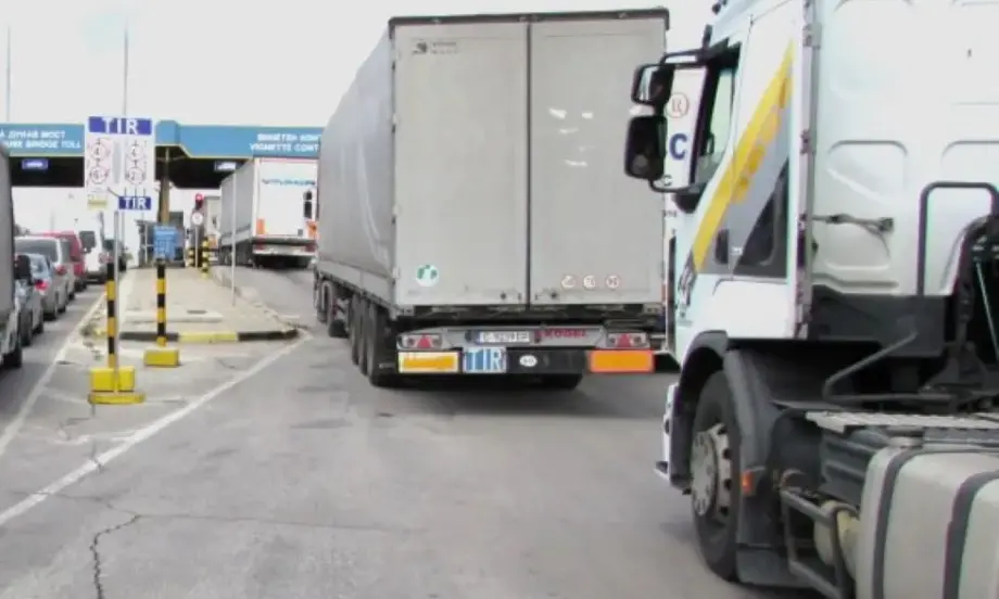 Блокирани на Дунав мост II: С дни българските камиони със стока за Австрия не могат да минат границата - Tribune.bg