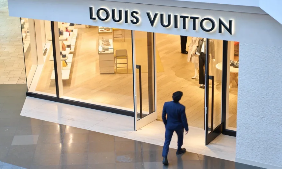 Спортът среща лукса: Louis Vuitton ще облича играчите на Реал Мадрид за важни пътувания - Tribune.bg