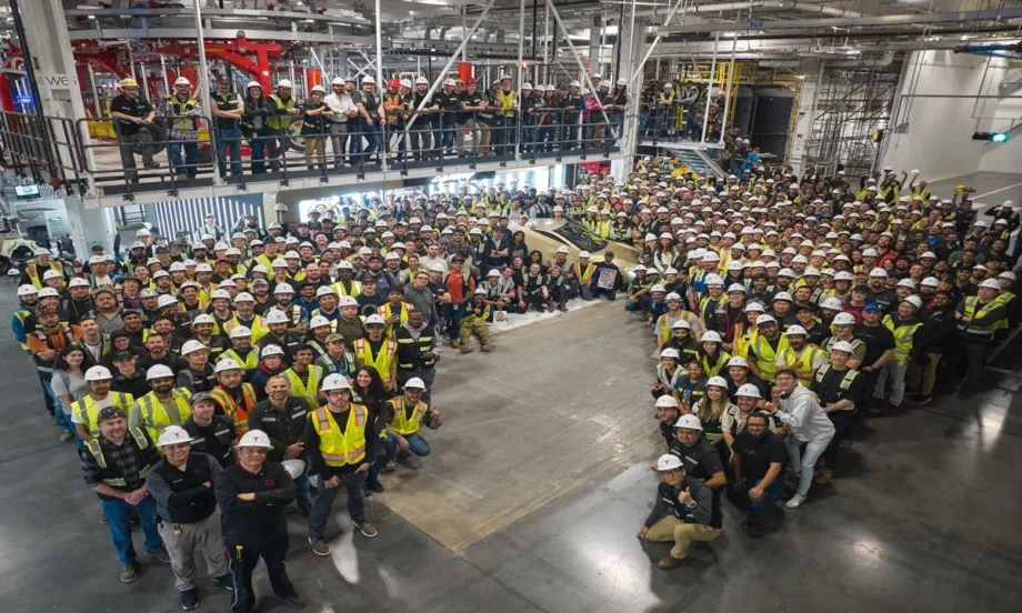 Подготовка за серийно производство: Tesla показа първия сглобен автономен автомобил Cybercab - Tribune.bg