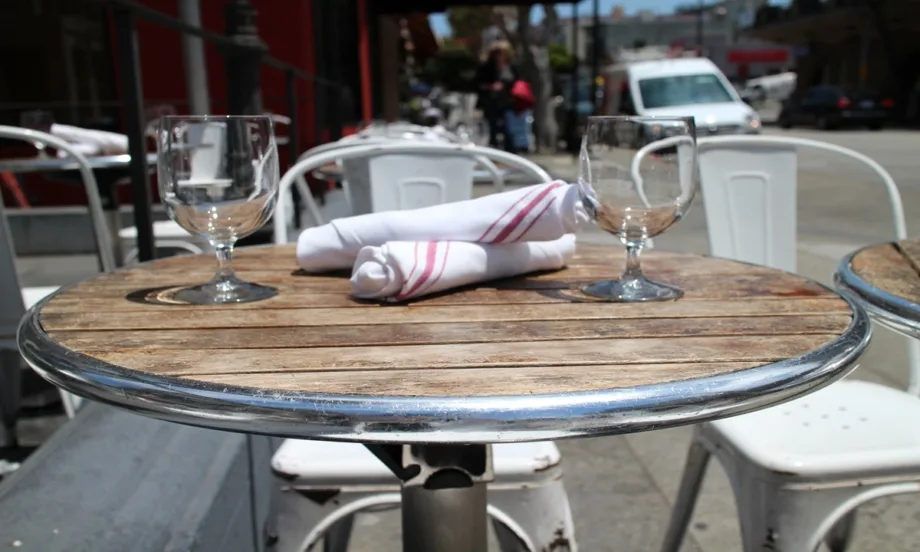 Баровете и ресторантите в Албания ще плащат за място на тротоара не с пари, а със засъдени дървета - Tribune.bg