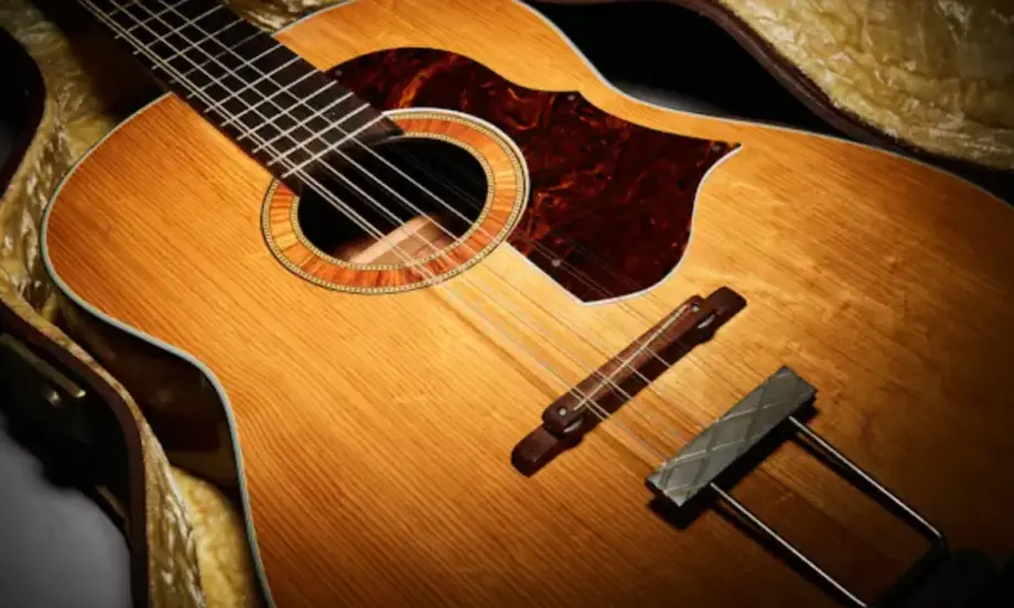 Мъж откри китара на Джон Ленън в дома на родителите си, продават я на търг за $800 хил. (СНИМКИ и ВИДЕО) - Tribune.bg