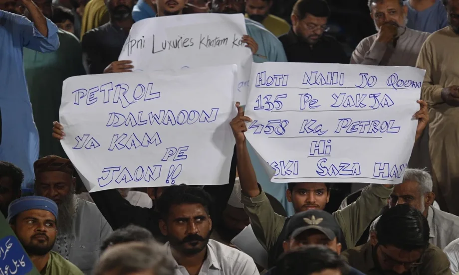 След протести: Правителството в Пакистан понижи цените на горивата и въвежда безплатен транспорт