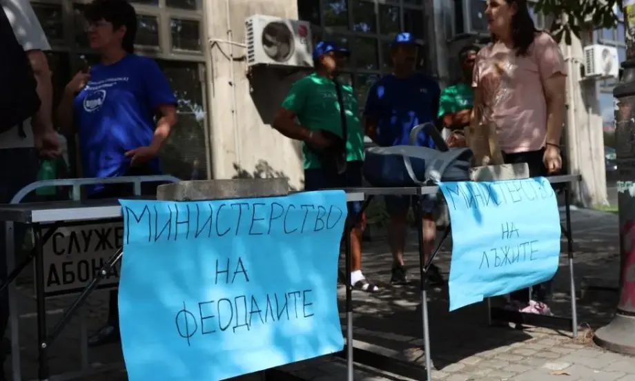 Спешна помощ отново на протест: Искат увеличените заплати да им бъдат изплатени незабавно - Tribune.bg