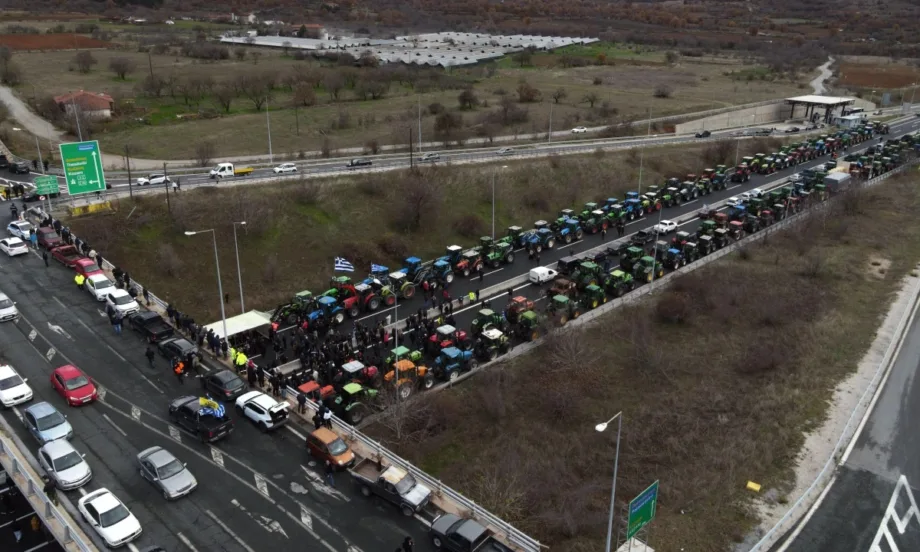 Протестът на фермерите в Гърция продължава: Засилват се блокадите на пътищата в страната - Tribune.bg