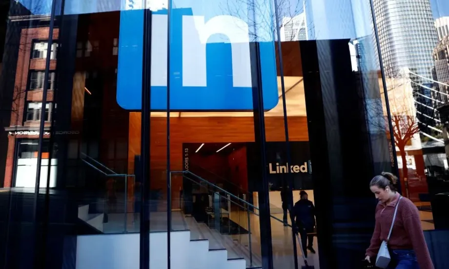LinkedIn съкращава стотици служители и спира приложението InCareer в Китай - Tribune.bg