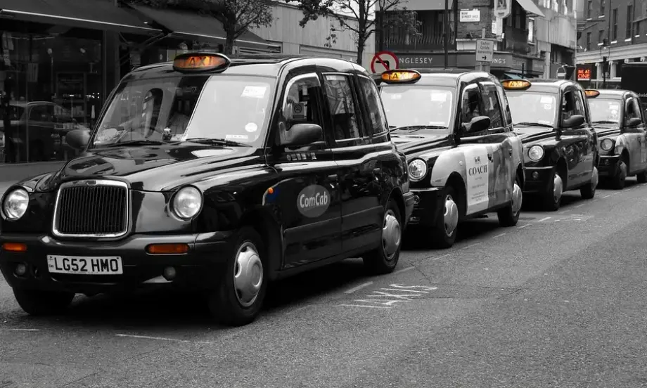 Хиляди шофьори на таксита в Лондон завеждат съдебни дела срещу Uber - Tribune.bg