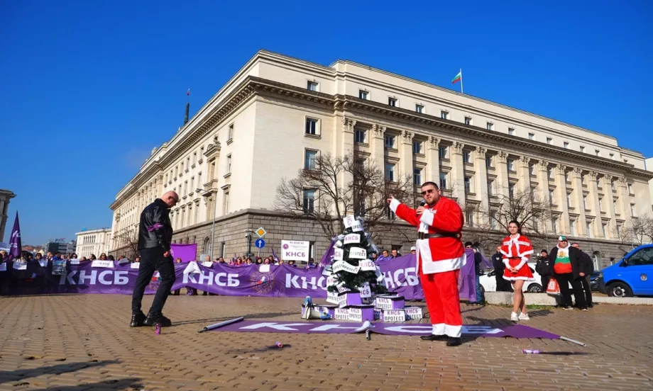 С искане за ръст на заплатите в транспорта и държавното управление: Започна протестът на КНСБ - Tribune.bg