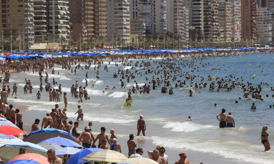 Плажовете в Испания се пръскат по шевовете (СНИМКИ)