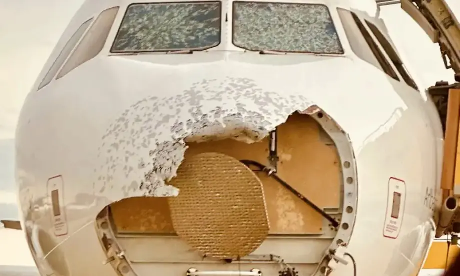 Щети за милиони: Градушка откъсна носа на самолет по време на полет - Tribune.bg