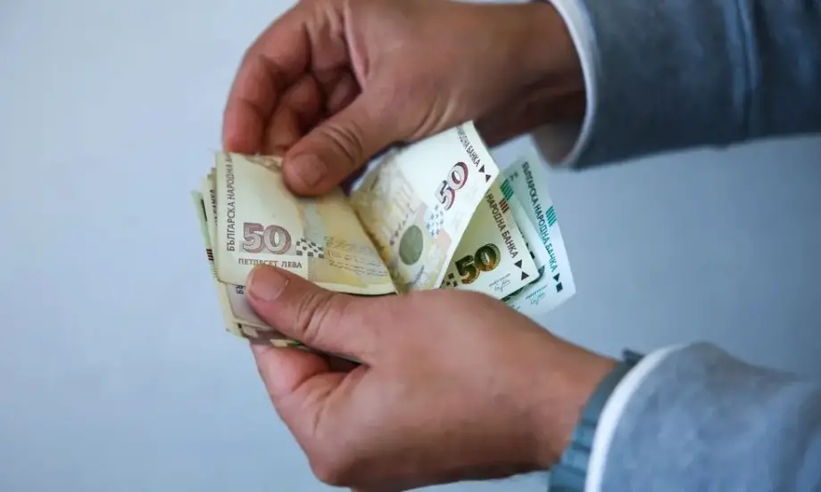 Броят на държавните служители намалява, но заплатите на някои от тях надвишават 6 000 лева - Tribune.bg