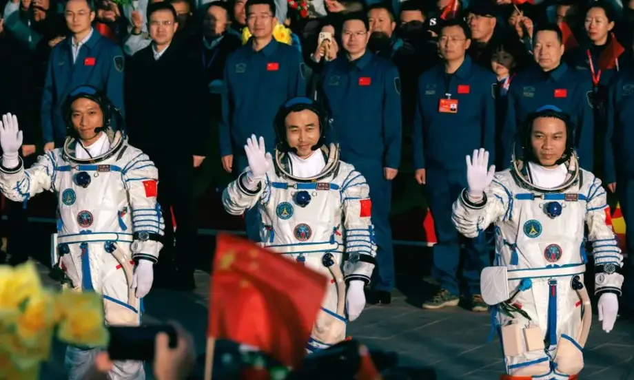 Китай изстреля в Космоса пилотирания космически кораб Shenzhou-17 (СНИМКИ) - Tribune.bg