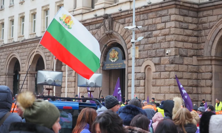 Миньори на протест срещу предложението за вдигане на данъка за добива на подземни богатства - Tribune.bg