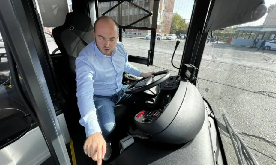 Представиха ново устройство, което ще подава визуална и звукова информация в столичните автобуси - Tribune.bg