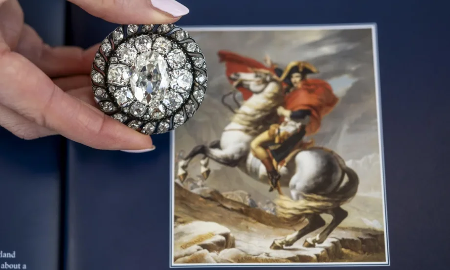 Загубена диамантена брошка от Наполеон след Ватерло, беше продадена за над 3 милиона евро - Tribune.bg