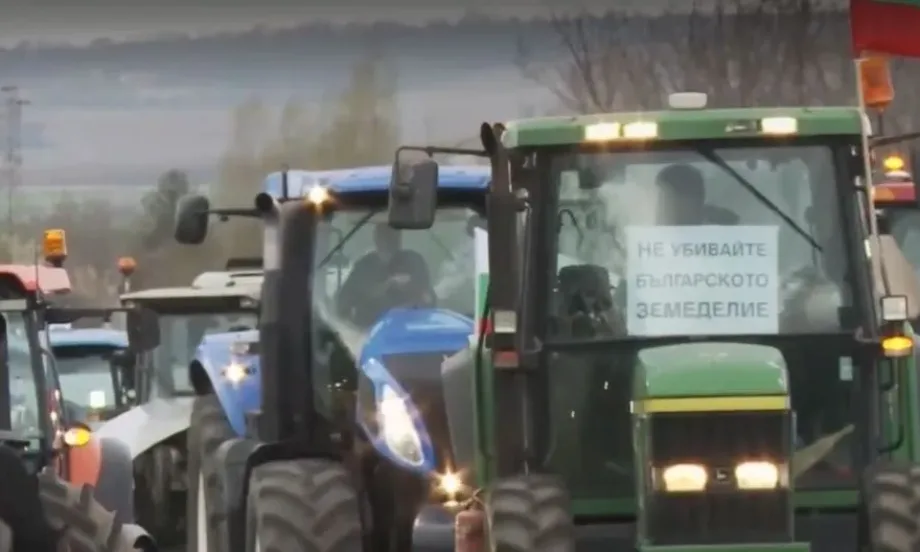 Зърнопроизводители на протест и днес: Шествие с трактори затрудни движението по главен път Е-79 - Tribune.bg