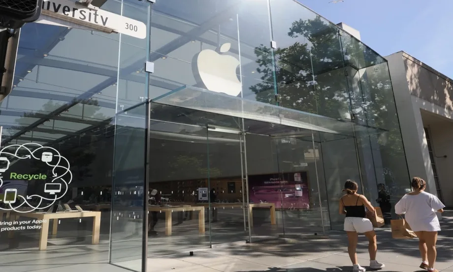 Неприятностите за Тим Кук и Apple се трупат една след друга - Tribune.bg