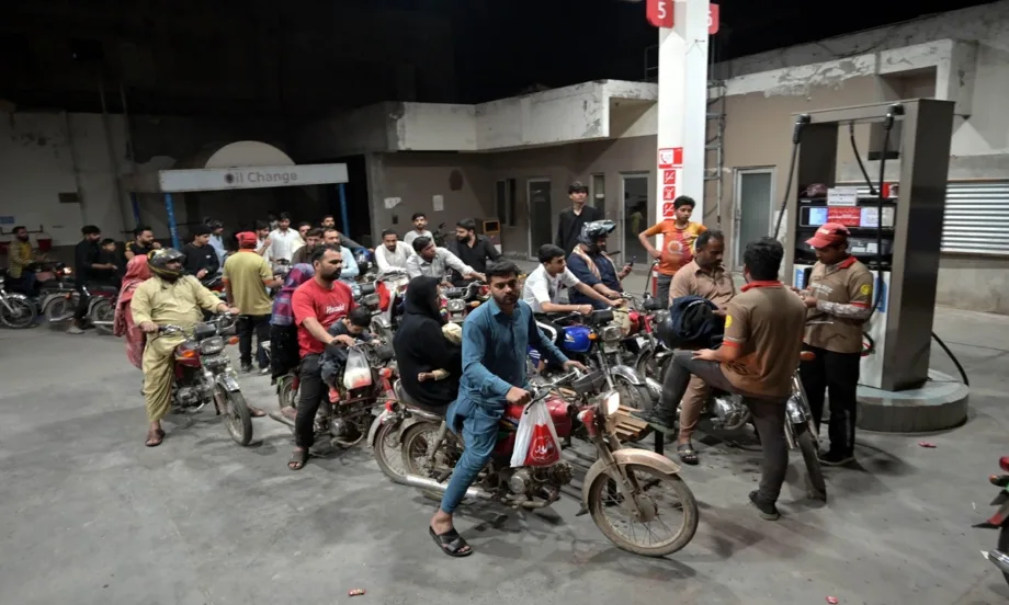 Регулираните цени на горивата в Пакистан: Местното правителство обяви шоково поскъпване на бензина и дизела - Tribune.bg