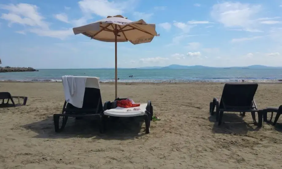 Цената на сянката: Два чадъра и шезлонг на Северния плаж в Бургас това лято ще струва 3.60 лв. - Tribune.bg