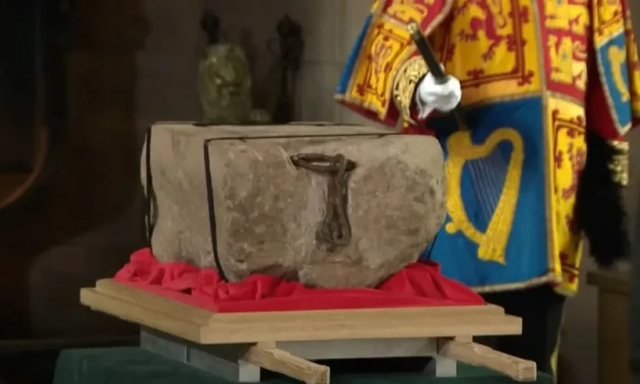 Камъкът на съдбата пристигна в Лондон за коронацията на Чарлз III (ВИДЕО) - Tribune.bg