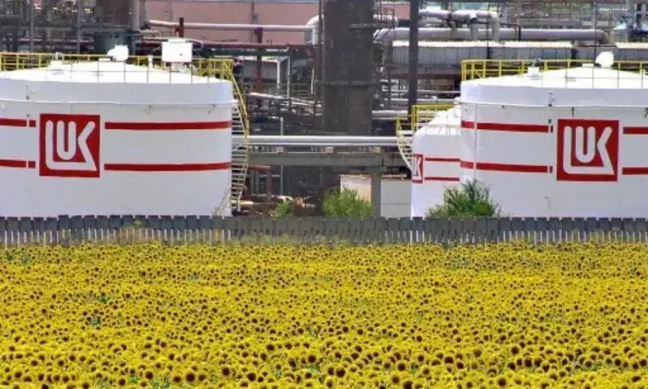 Лукойл Нефтохим Бургас увери, че ще премине към преработка на неруски петрол - Tribune.bg