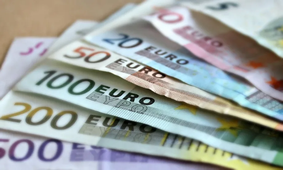 Курсът на Еврото остава над прага от 1,17 долара - Tribune.bg