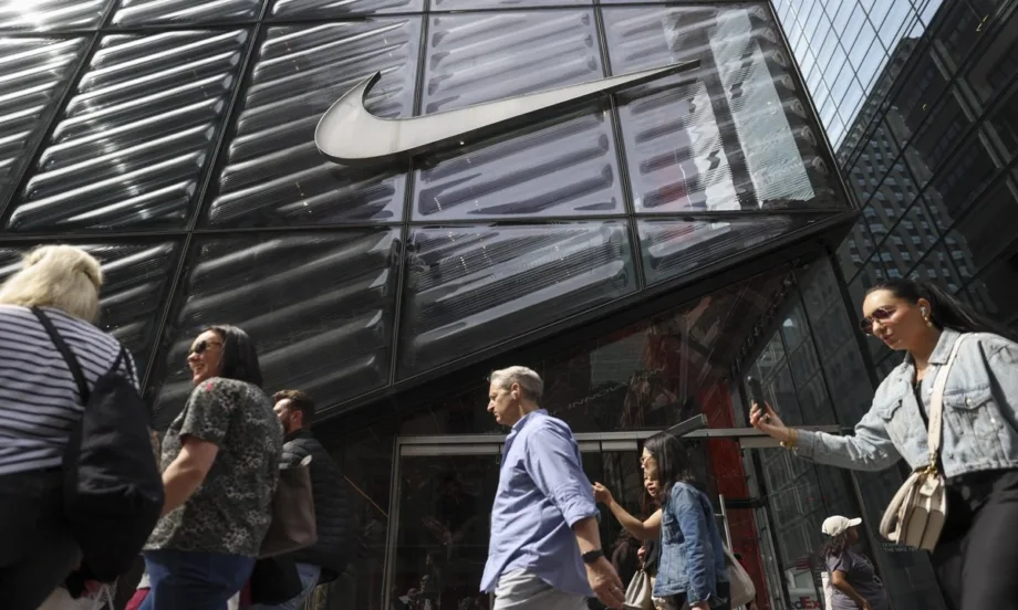 От обувки до дрехи: След Adidas и Nike вдига цените - Tribune.bg