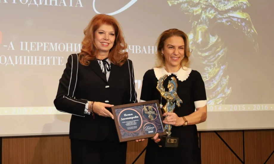 За шести път Петя Димитрова от Postbank бе удостоена с наградата Банкер на годината 2022 - Tribune.bg