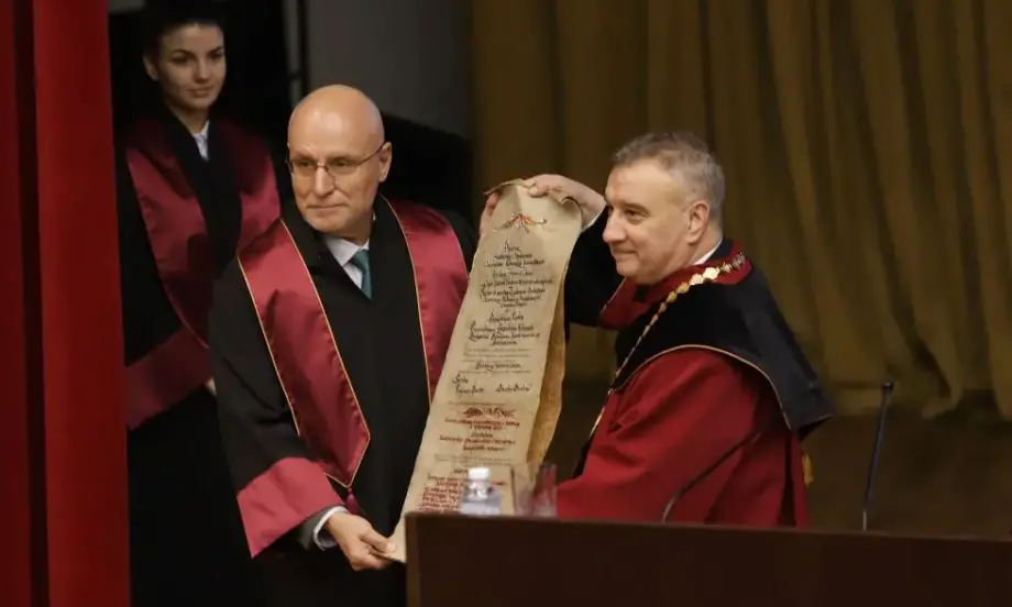 Гуверньорът на БНБ беше удостоен с почетното звание Доктор хонорис кауза на УНСС (СНИМКИ) - Tribune.bg