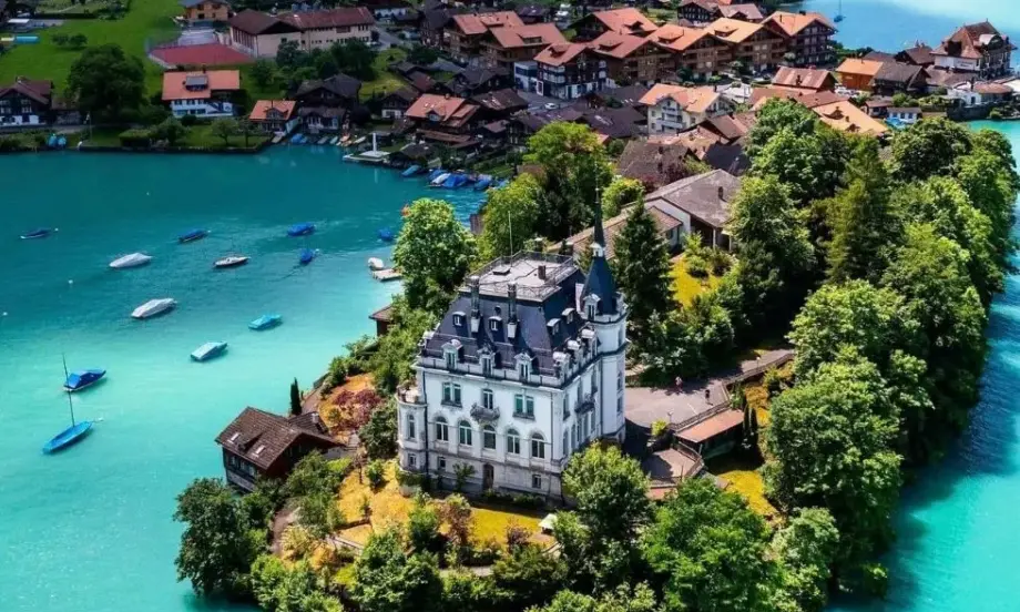 Заради хитов сериал на Netflix швейцарско село буквално е нападнато от туристи (ВИДЕО) - Tribune.bg