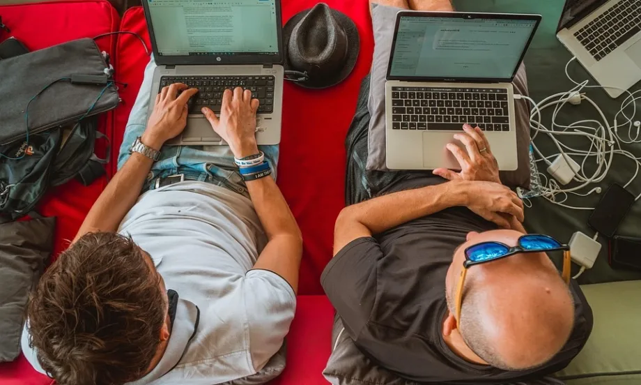 Работещите с ИИ не му се доверяват напълно - Tribune.bg