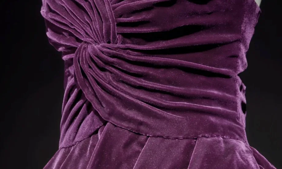 Продадоха на търг рокля на принцеса Даяна за $604 800 (СНИМКИ) - Tribune.bg