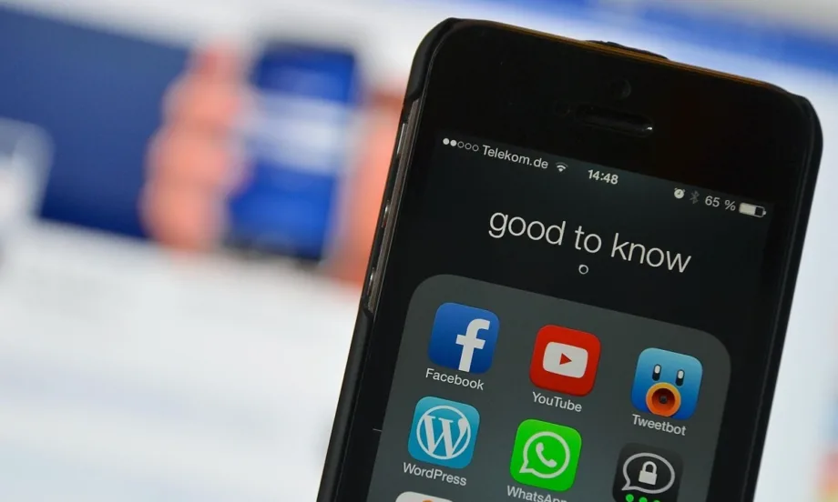 В Индонезия влезе в сила забраната за социални мрежи за деца под 16 години - Tribune.bg