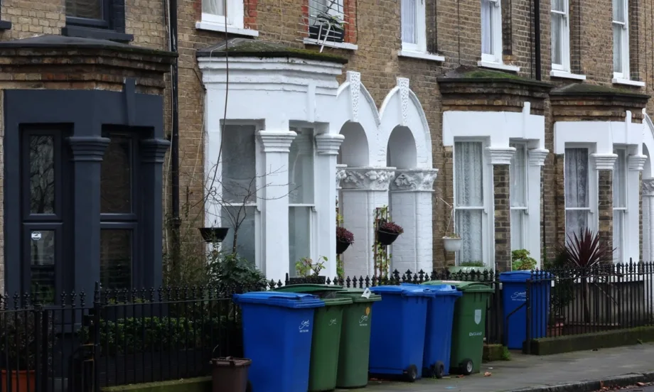 Рекордно предлагане, но свито търсене: Цените на жилищата в UK през март бележат лек спад на годишна база - Tribune.bg