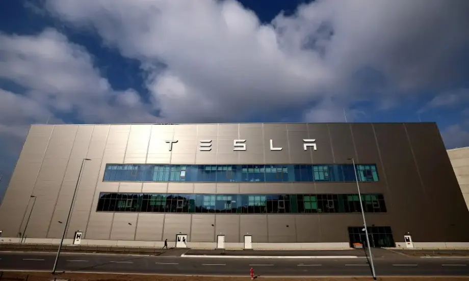 Tesla временно спря работата на завода си в Германия (ОБНОВЕНА) - Tribune.bg