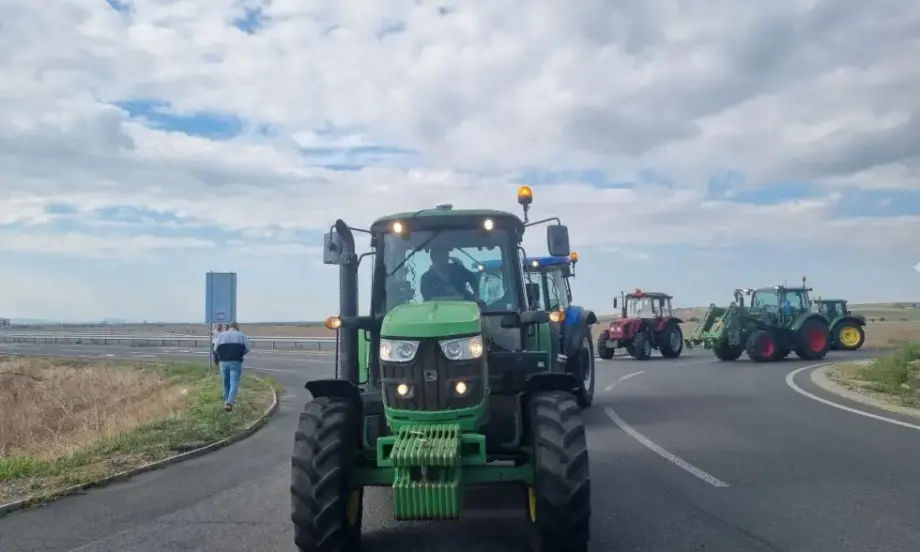 Блокади в цялата страна - протестът на земеделците затвори важни пътни връзки (СНИМКИ) - Tribune.bg