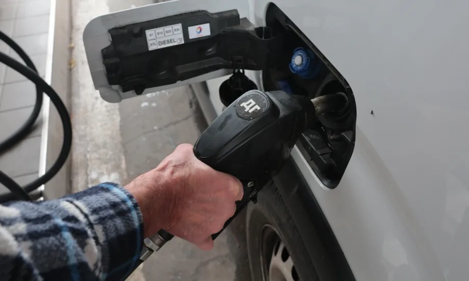 България има налични складирани количества моторни горива и суровини за над 90 дни - Tribune.bg