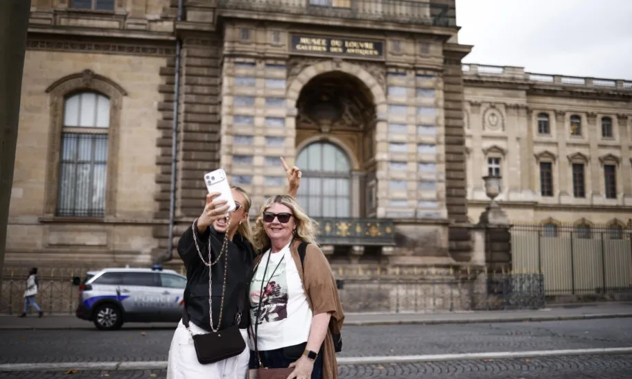 Лувърът отвори врати за първи път след кражбата на бижута (СНИМКИ) - Tribune.bg