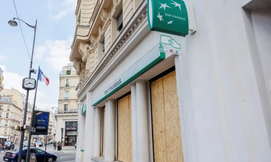 370 банкови и 150 пощенски клона са пострадали при безредиците във Франция - Tribune.bg