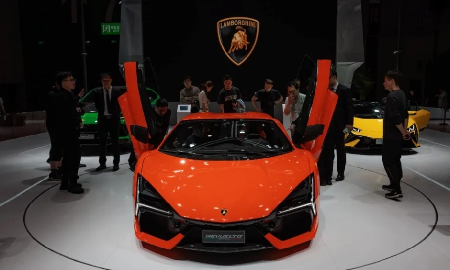Lamborghini с нов рекорд за най-голям парад на автомобили (СНИМКИ+ВИДЕО) - Tribune.bg