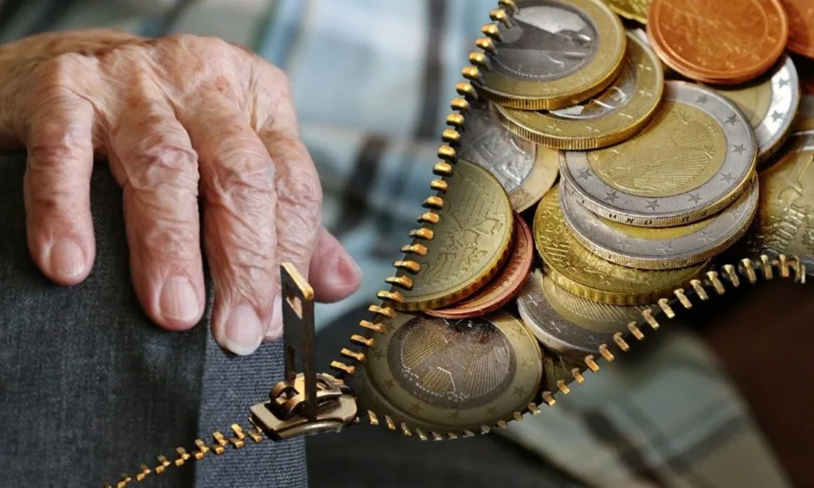 Пенсиите в евро: Минималната от 630,50 лв става €322 на месец, а социалната – малко над €170 - Tribune.bg