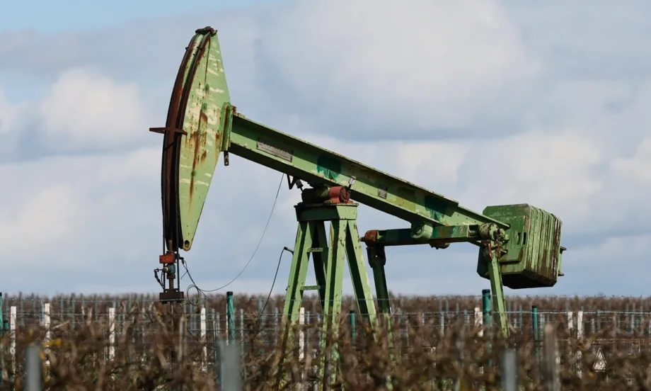 Отново ръст: Петролът поскъпна с над 1 % - Tribune.bg